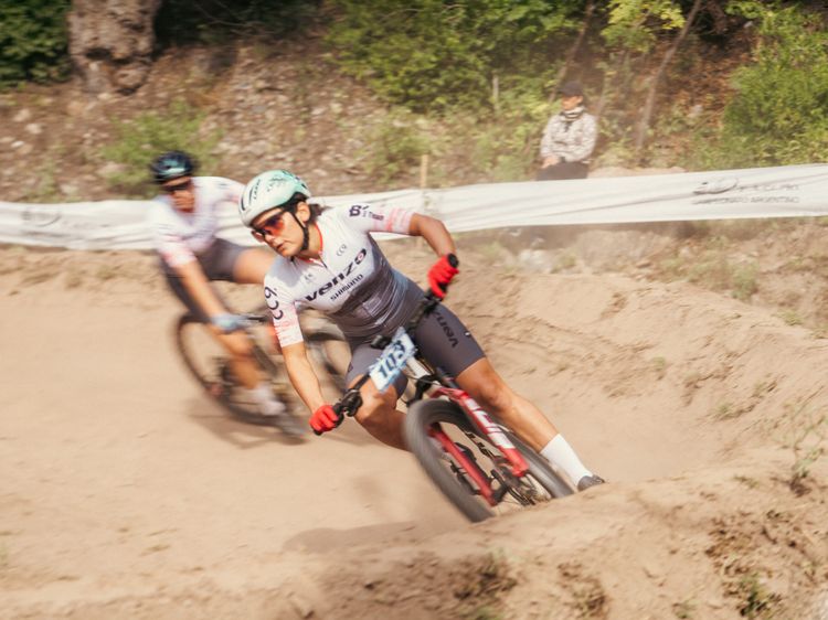 Ciclista de Venzo andando en tierra