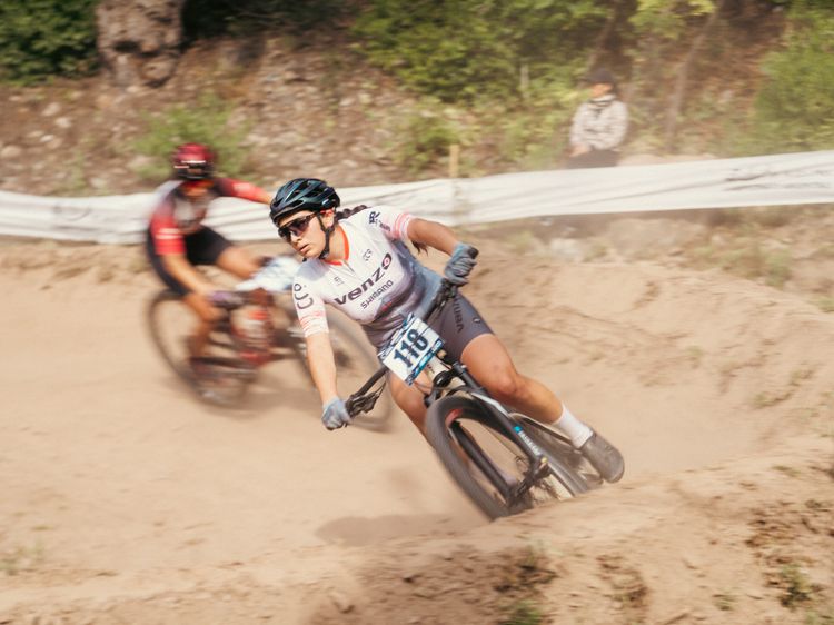 Ciclista de Venzo en descenso