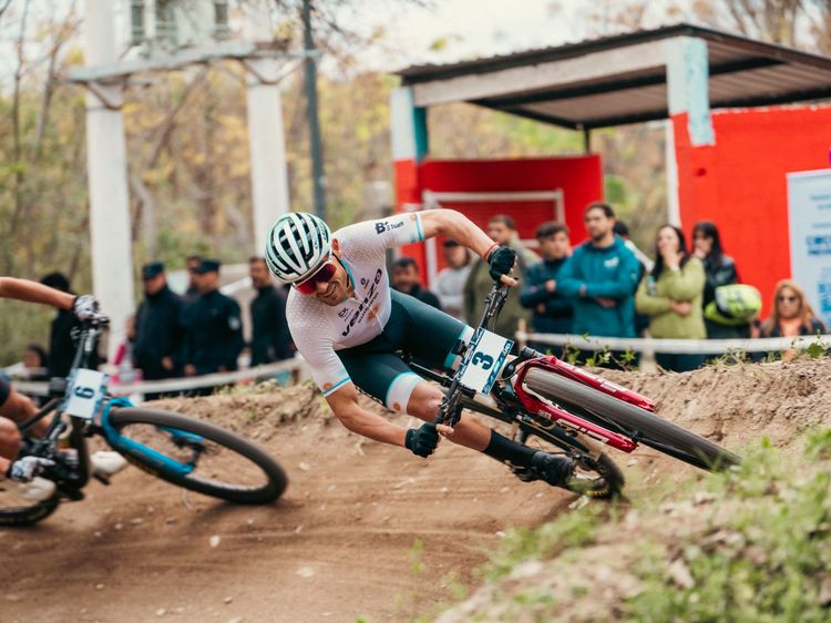 Ciclista Venzo cruzando la meta
