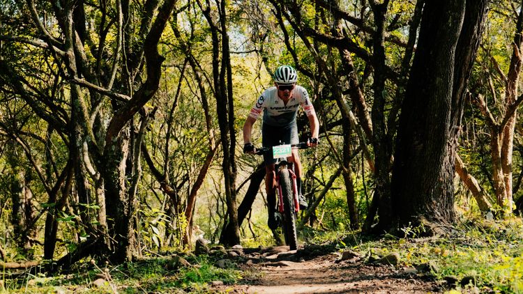 Ciclista de Venzo andando en tierra