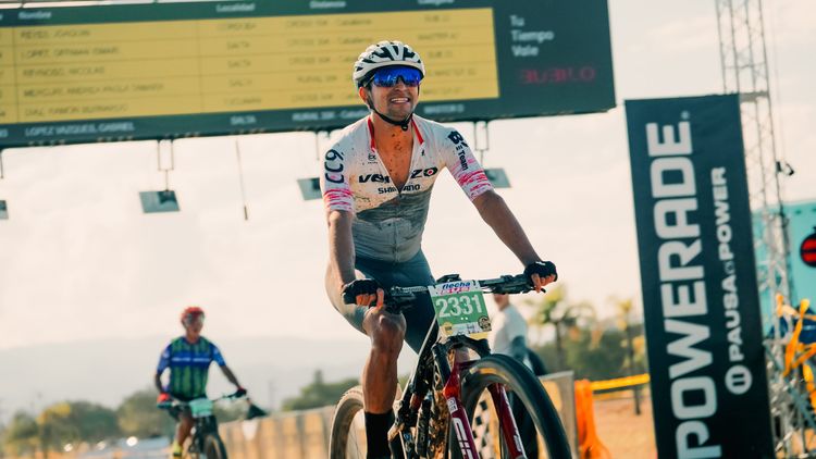 Ciclistas en pista forestal
