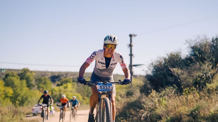 Ciclista de Venzo en pista de montaña