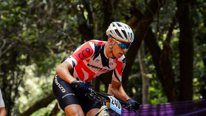 Ciclista de Venzo en pista de montaña