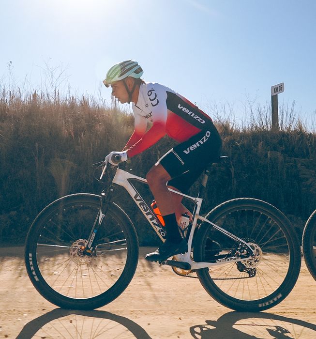 Ciclista de Venzo andando en tierra