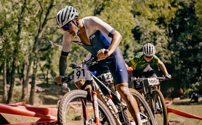 Ciclistas en pista forestal